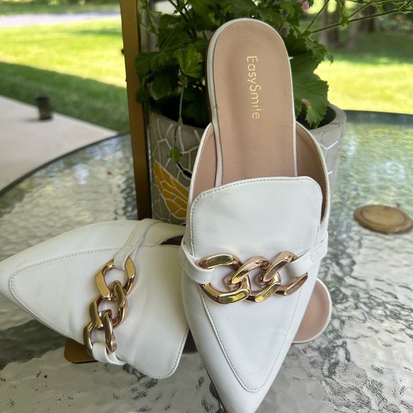 Easy Smile- White Mules with Gold Chain Size 7 - Picture 1 of 9